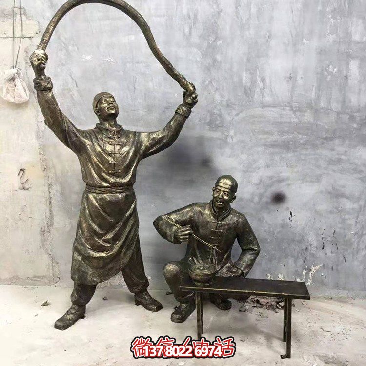 仿銅人物雕塑，裝點(diǎn)現(xiàn)代城市街道