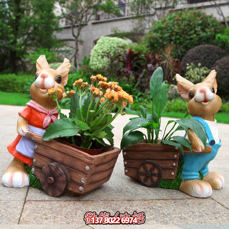 玻璃鋼彩繪小推車(chē)兔子雕塑