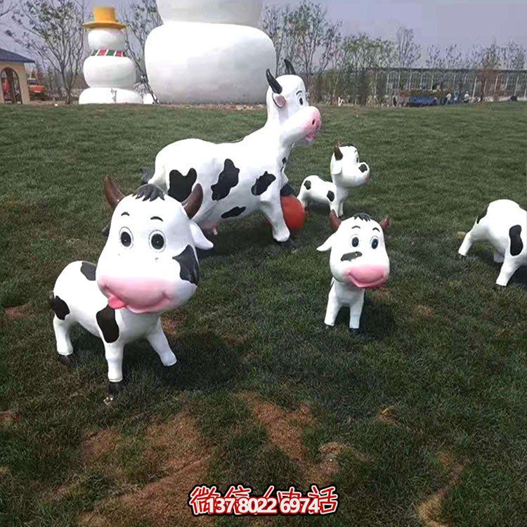 可愛(ài)小奶牛玻璃鋼雕塑，為戶(hù)外園林景觀增添獨(dú)特魅力