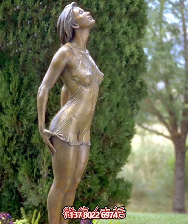 西方風(fēng)格仿銅人物雕塑玻璃鋼擺放，為公園園林增添靈動之美