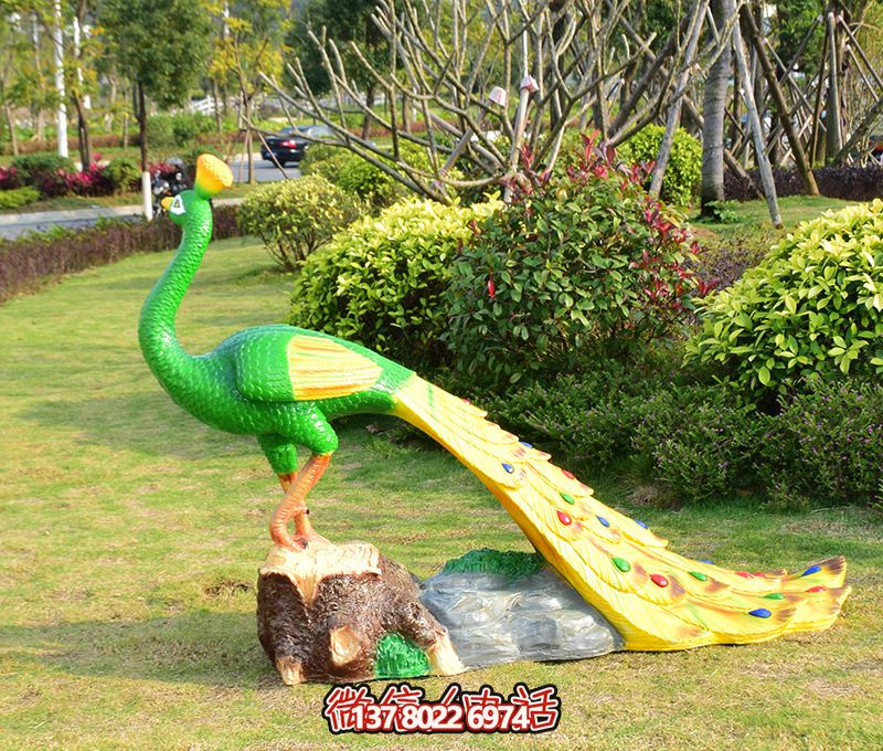玻璃鋼彩繪孔雀雕塑——給公園里散步的人帶來優(yōu)雅藝術氛圍