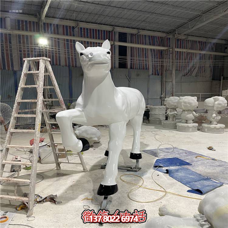 玻璃鋼馬雕塑，點(diǎn)綴戶外園林