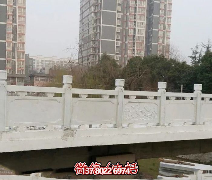 漢白玉鑲嵌欄桿，雕塑點綴美麗小區(qū)公園