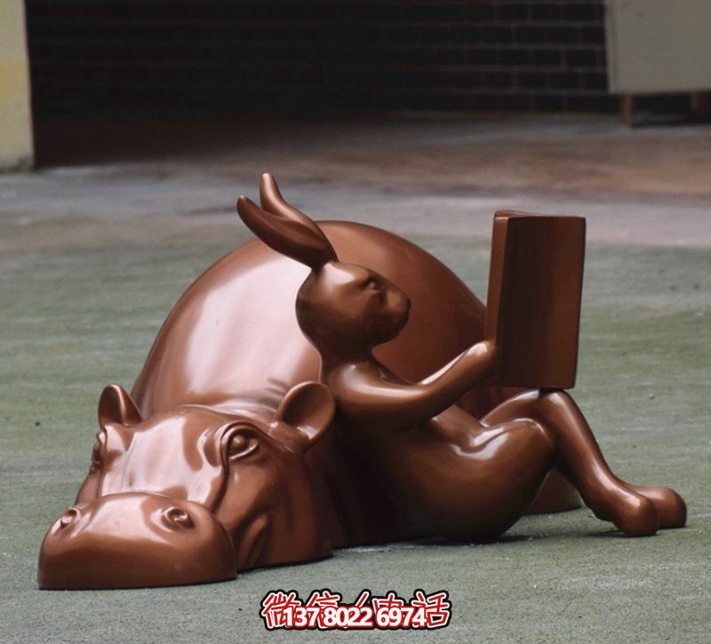 玻璃創(chuàng)意海馬雕塑，擺放于場(chǎng)內(nèi)，點(diǎn)綴你的生活