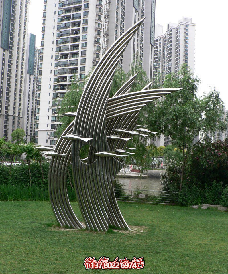 城市小區(qū)裝飾一群空中游走的不銹鋼魚(yú)雕塑