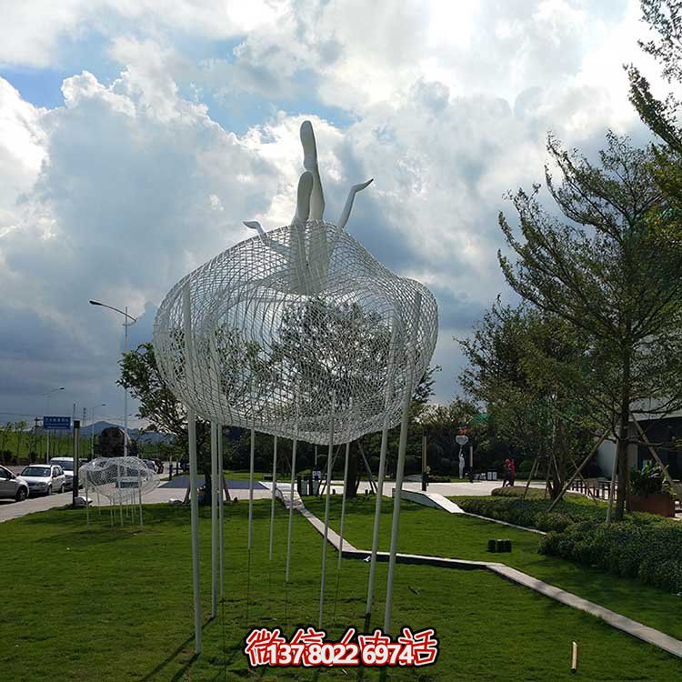 不銹鋼戶(hù)外金屬網(wǎng)格創(chuàng)意云朵雕塑
