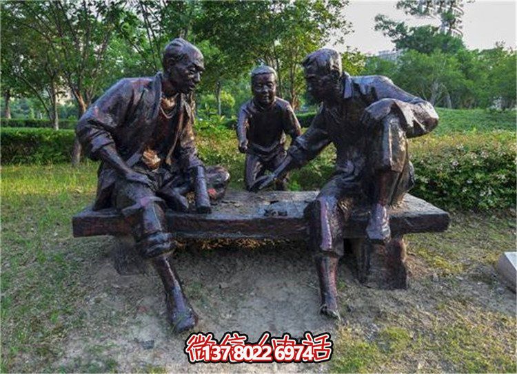 戶(hù)外園林玻璃鋼仿銅下棋的人物景觀雕塑