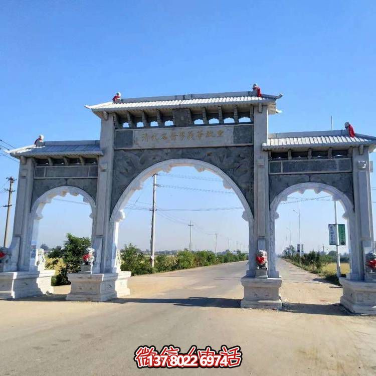 園林景區(qū)入口擺放青石雕刻現代新中式門牌坊