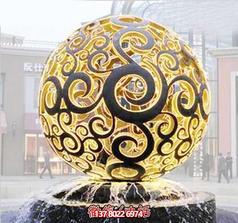 戶(hù)外不銹鋼噴泉上的鏤空球雕塑