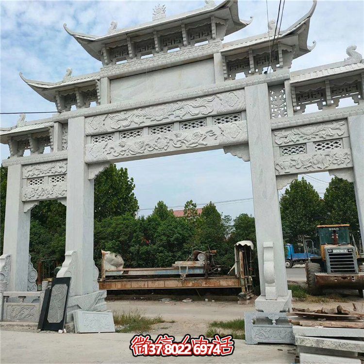戶外鄉(xiāng)村大型三門石雕牌坊