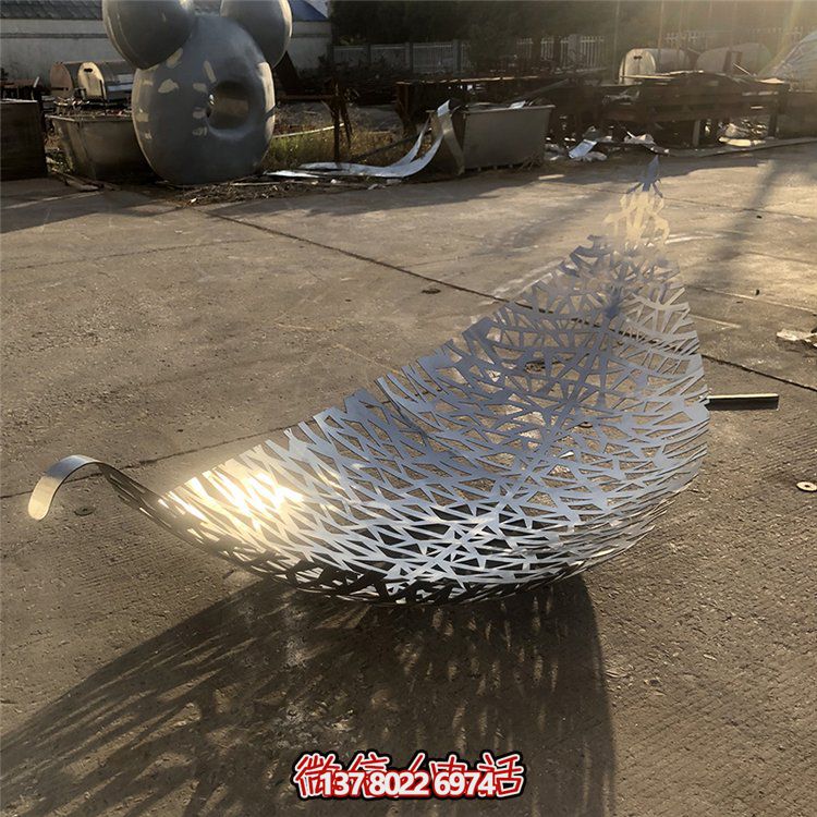小區(qū)花園水池?cái)[放不銹鋼鏤空樹(shù)葉雕塑