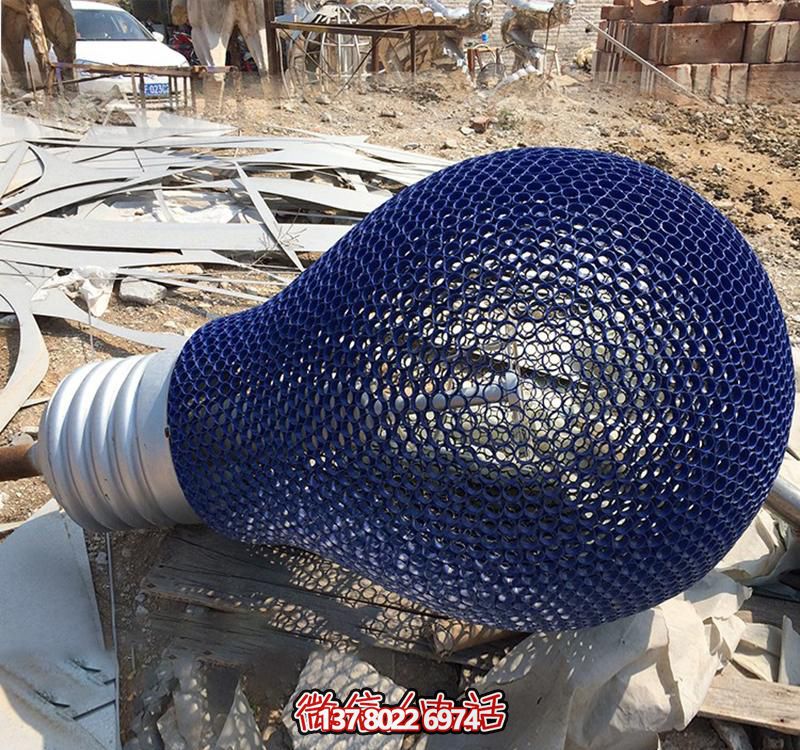 廣場(chǎng)不銹鋼噴漆鏤空燈泡雕塑