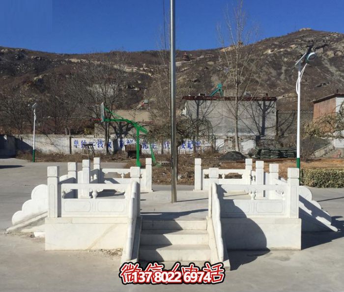 學(xué)院擺放漢白玉升旗臺石雕