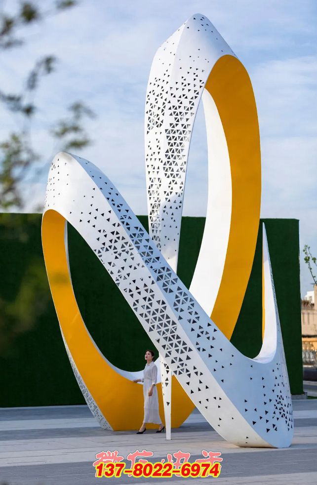 律動(dòng)金環(huán)：不銹鋼編織的戶(hù)外景觀之舞