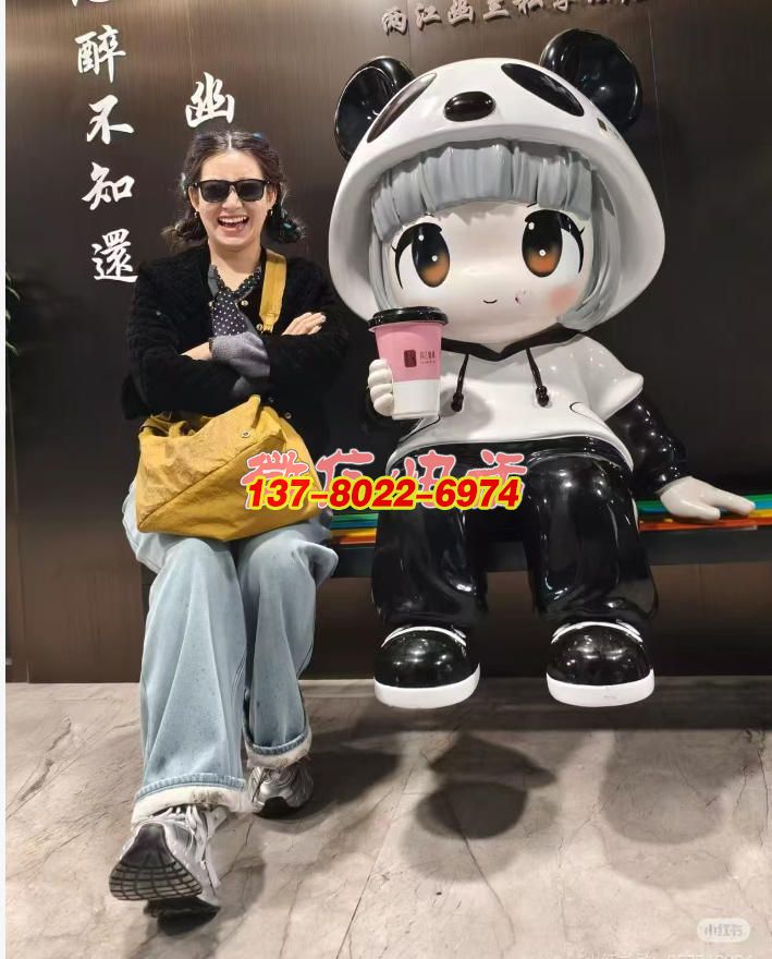 熊貓帽潮酷少女：不銹鋼卡通景觀里的活力符號(hào)