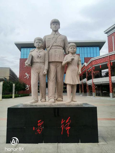 小學(xué)校園里的雷鋒雕塑